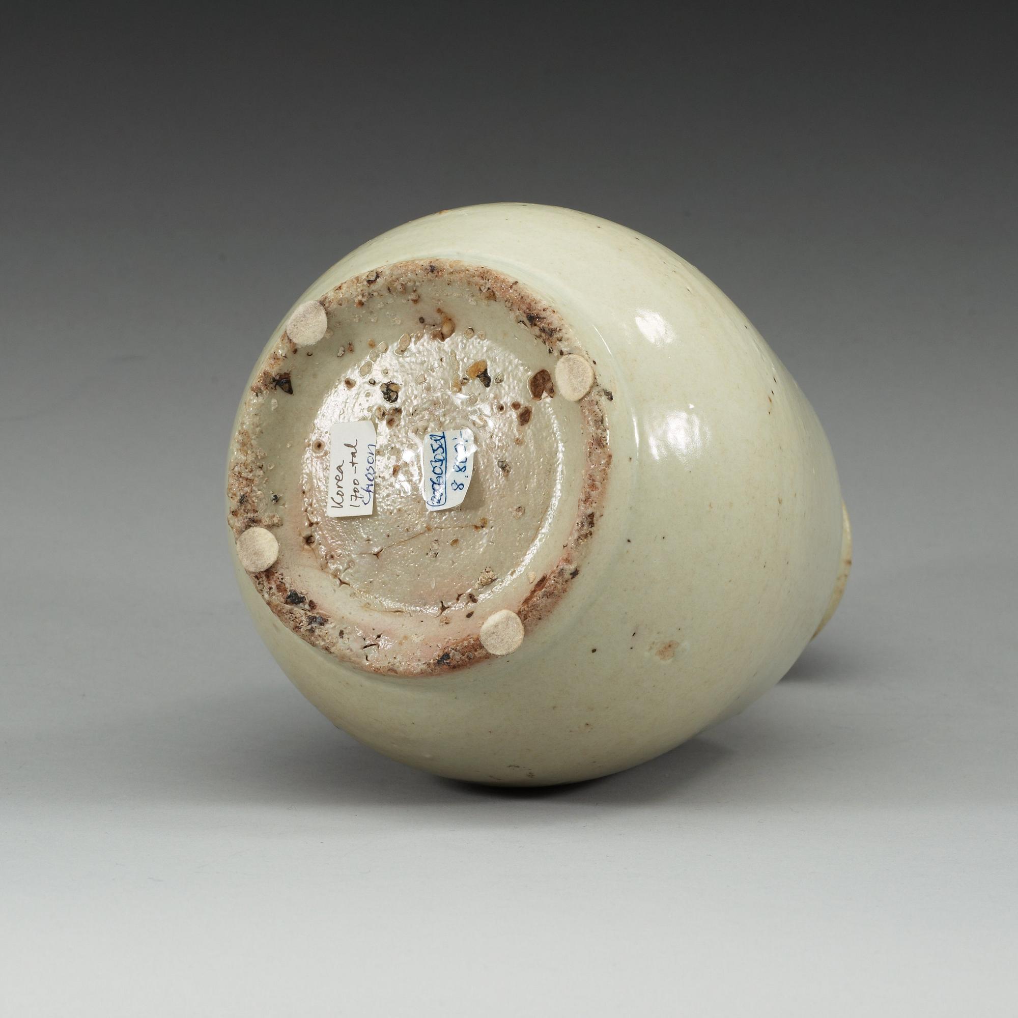 A Korean bottle, Choson, 18/19th Century.