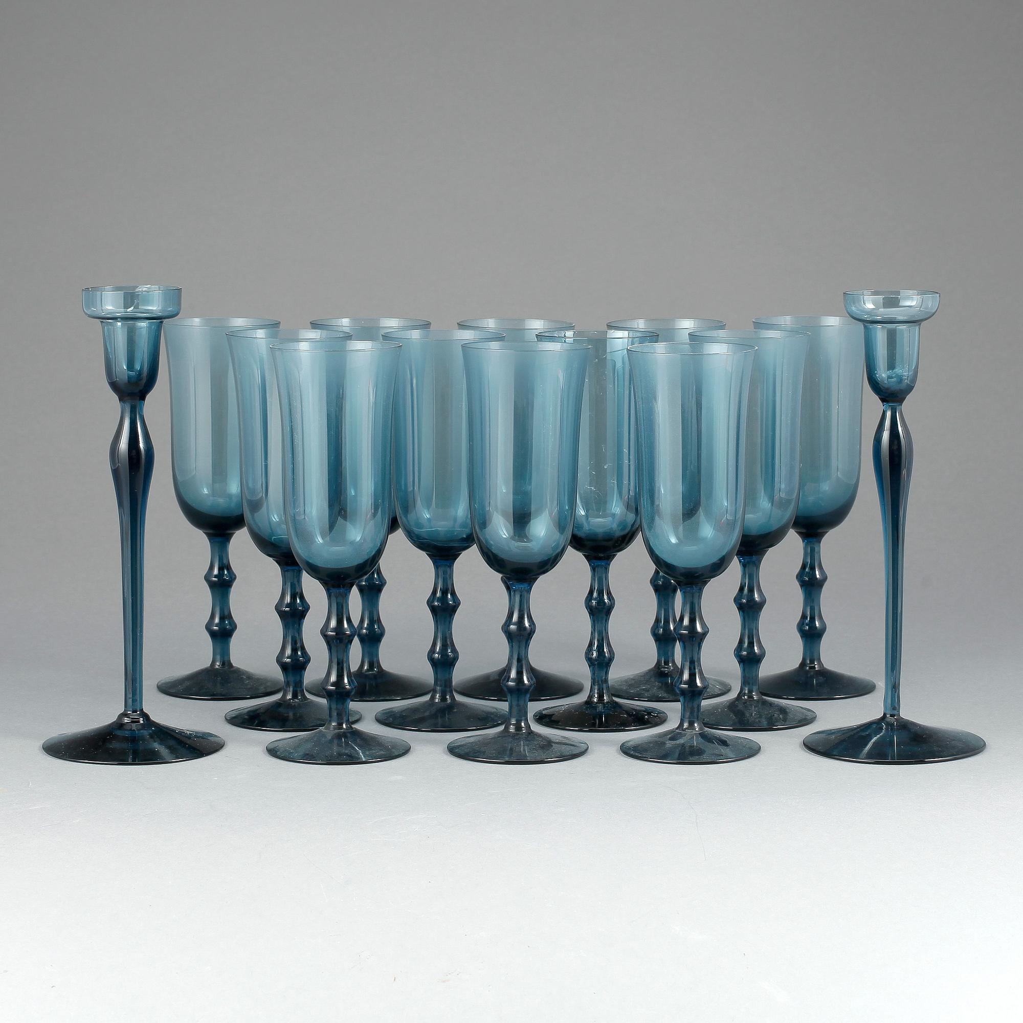 CHAMPAGNESTRUTAR, samt LJUSSTAKAR, 13 + 2 st, "Salut", Simon Gate, Orrefors, 1900-talets andra hälft.