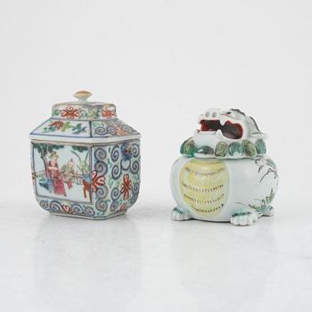 Two Chinese porcelain boxes with cover, 19th/20th century.