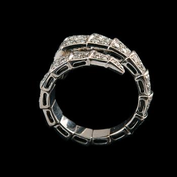 RING, "Bulgari Serpenti". Briljantslipade diamanter ca 1.95 ct. 18K vitguld.