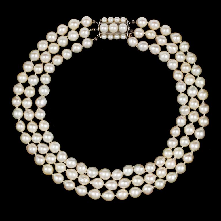 COLLIER, tre rader odlade japanska pärlor, 9 mm, lätt barocka.