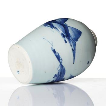 A blue and white 'landscape' vase, Transition, 17th century.