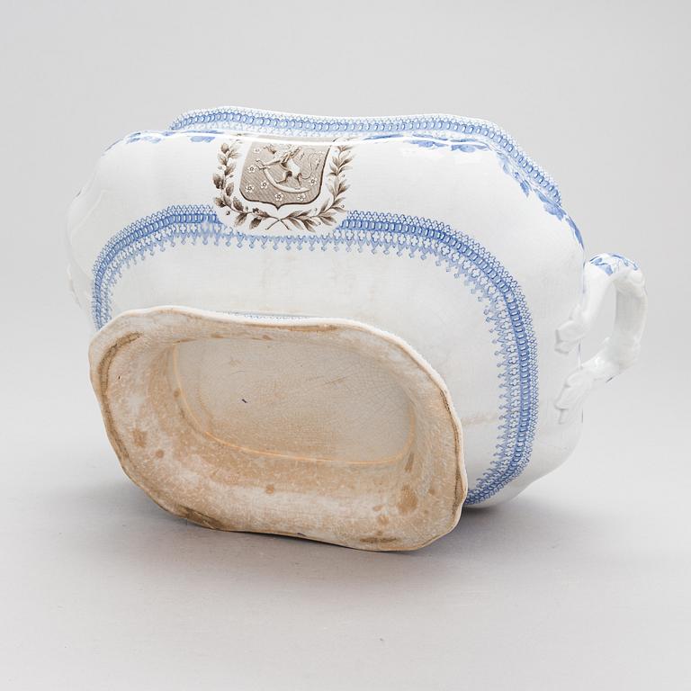 A soup tureen and egg cup with Finnish coat of arms. Possibly Charles Meigh & Son's, England (1835-1861).