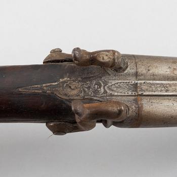 Slaglåspistol, svensk, m/1852 för postiljon, samt en dubbelpipig slaglåspistol.