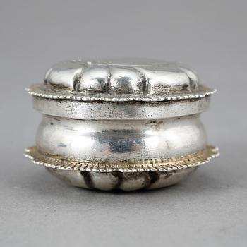 KYRKDOSA, silver, otydlig mästarstämpel, Sverige 1700/1800-tal. Vikt ca 36 gram.