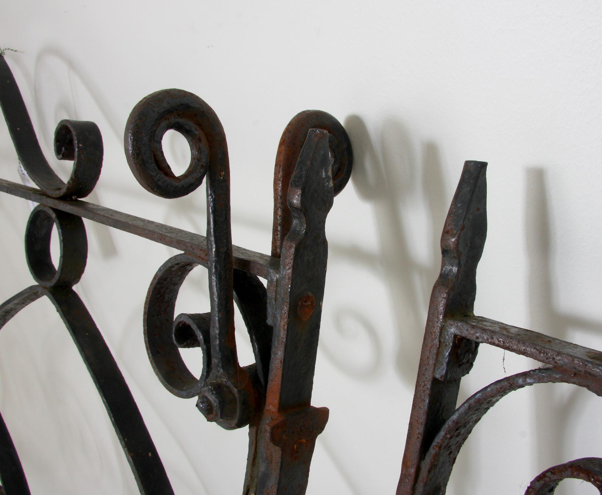 TRÄDGÅRDSGRINDAR, ett par, järn.