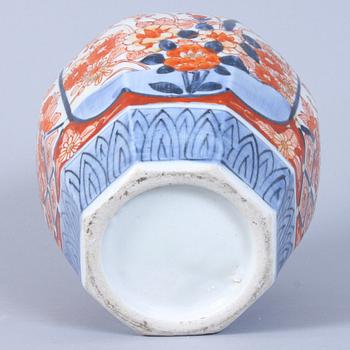 LOCKURNA, porslin. Imari, Japan, 18/1900-tal.