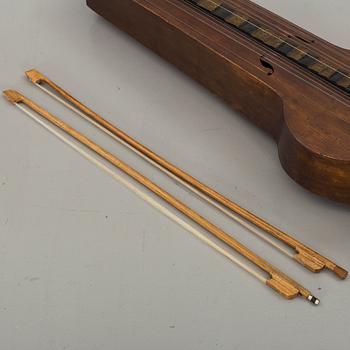 PSALMODIKON samt två stråkar, musikinstrument, 1800-tal / sekelskiftet 1900 Sverige.