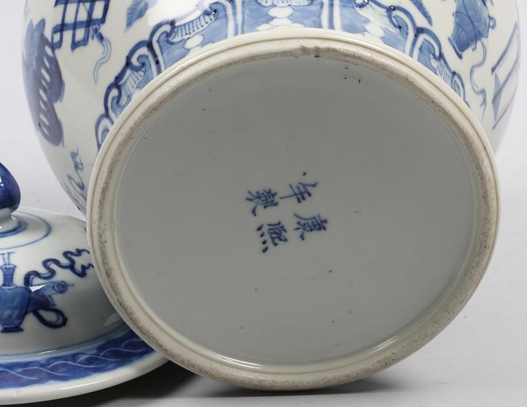 KRUKA med LOCK, porslin. Kina, Kangxi-stil 1800-tal.
