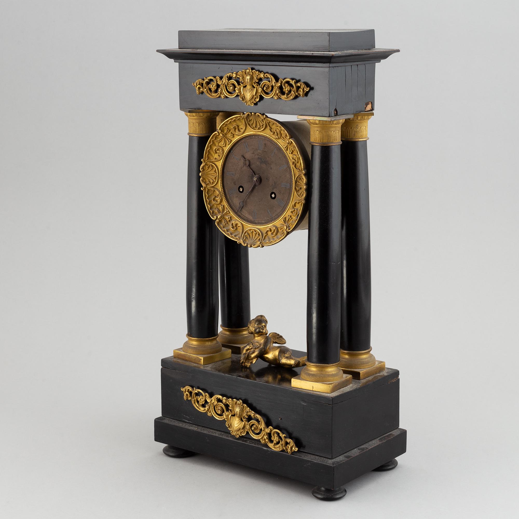 A late Empire´table clock.