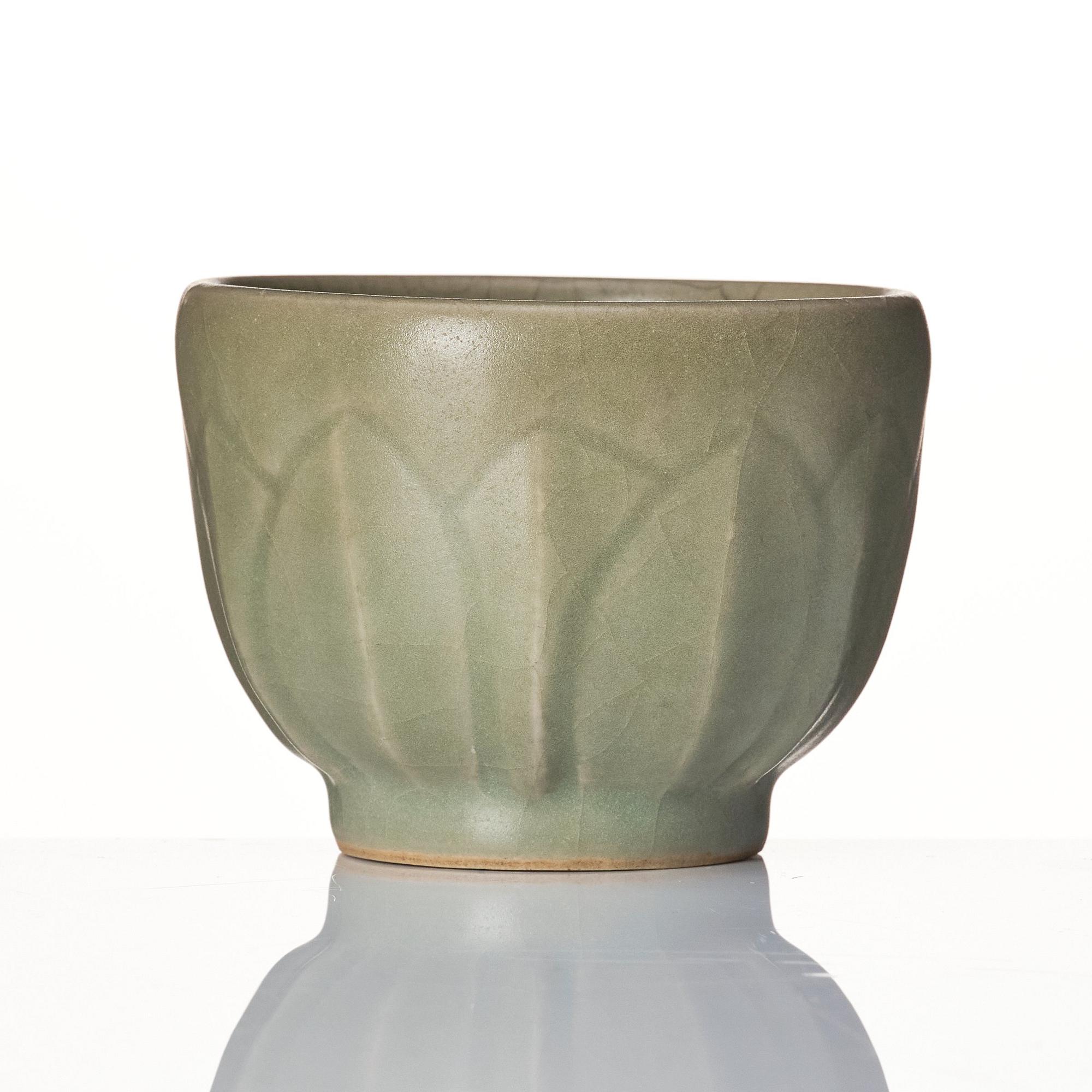 A celadon glazed lotus shaped cup, Yuan/Ming dynasty.