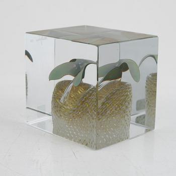 Oiva Toikka, an annual glass cube, signed Oiva Toikka Nuutajärvi 1986 and numbered 47/2000.