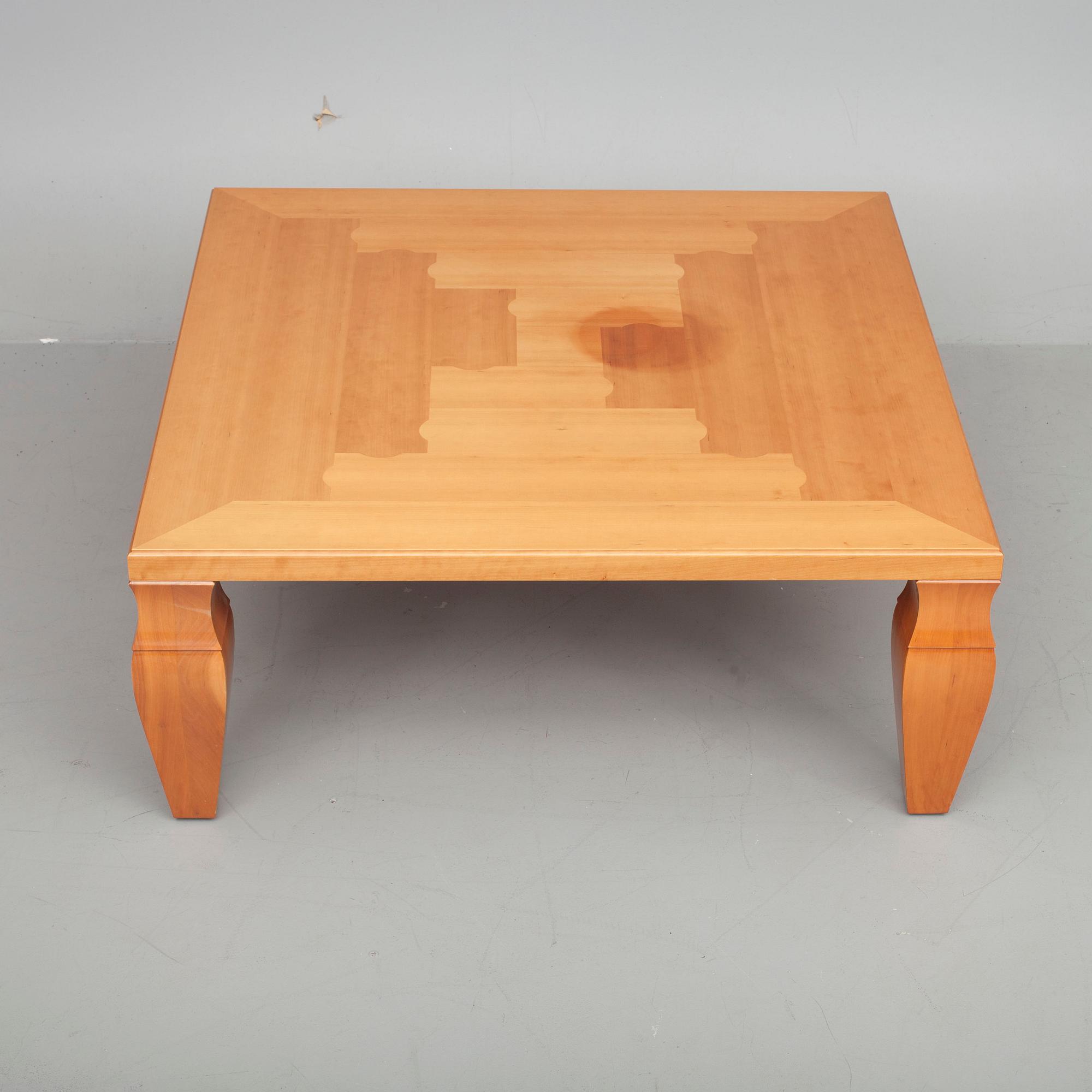 SOFFBORD, "Tetra" Léon Krier för Giorgetti, modellen formgiven 1993.