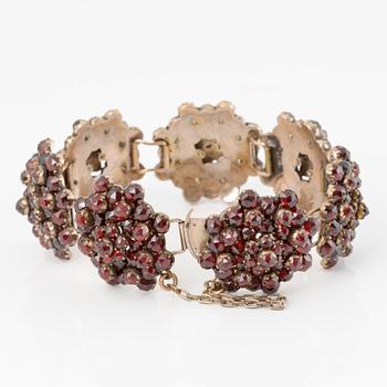 Garnityr med granater, armband, armring, broscher 2 st.