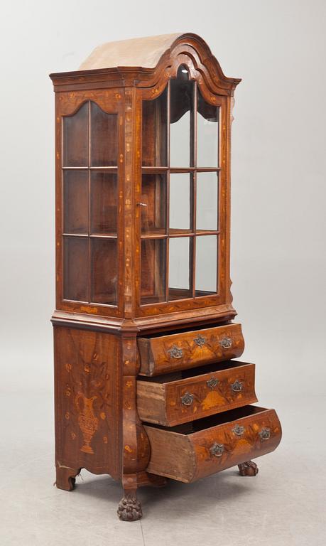 VITRINSKÅP, rokokostil. Holland. 1900-tal.