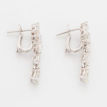 Ett par örhängen 18K vitguld med droppformade och ovala briljantslipade diamanter.