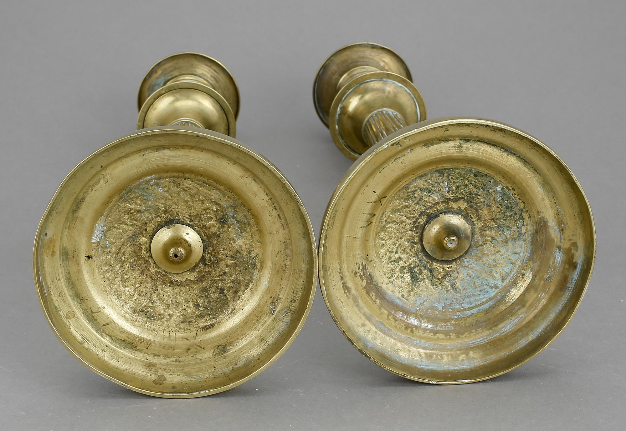 LJUSSTAKAR, ett par, mässing. Senempire, 1800-talets mitt.