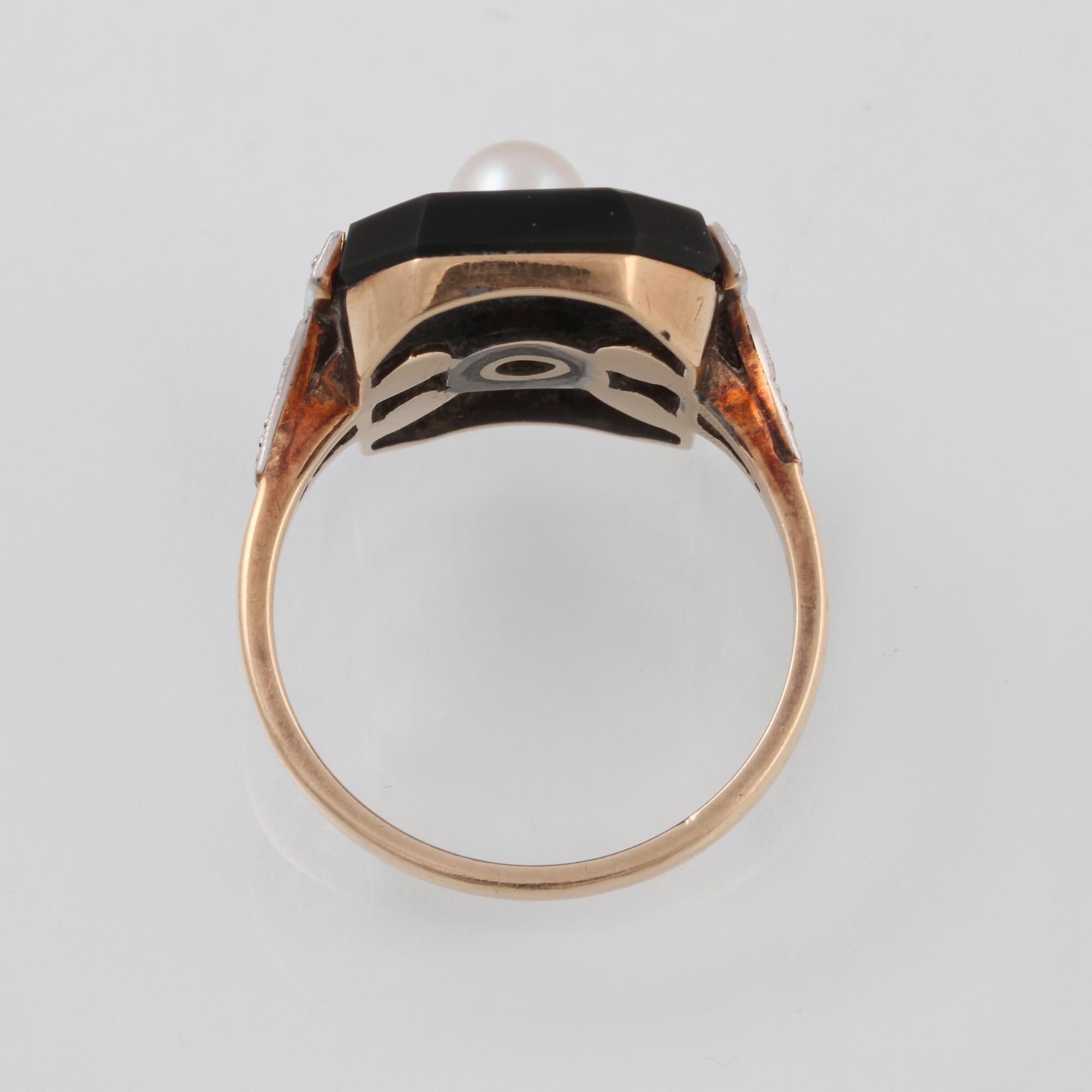 RING, 18K guld med onyx och odlad pärla. Vikt 4,2 gram.