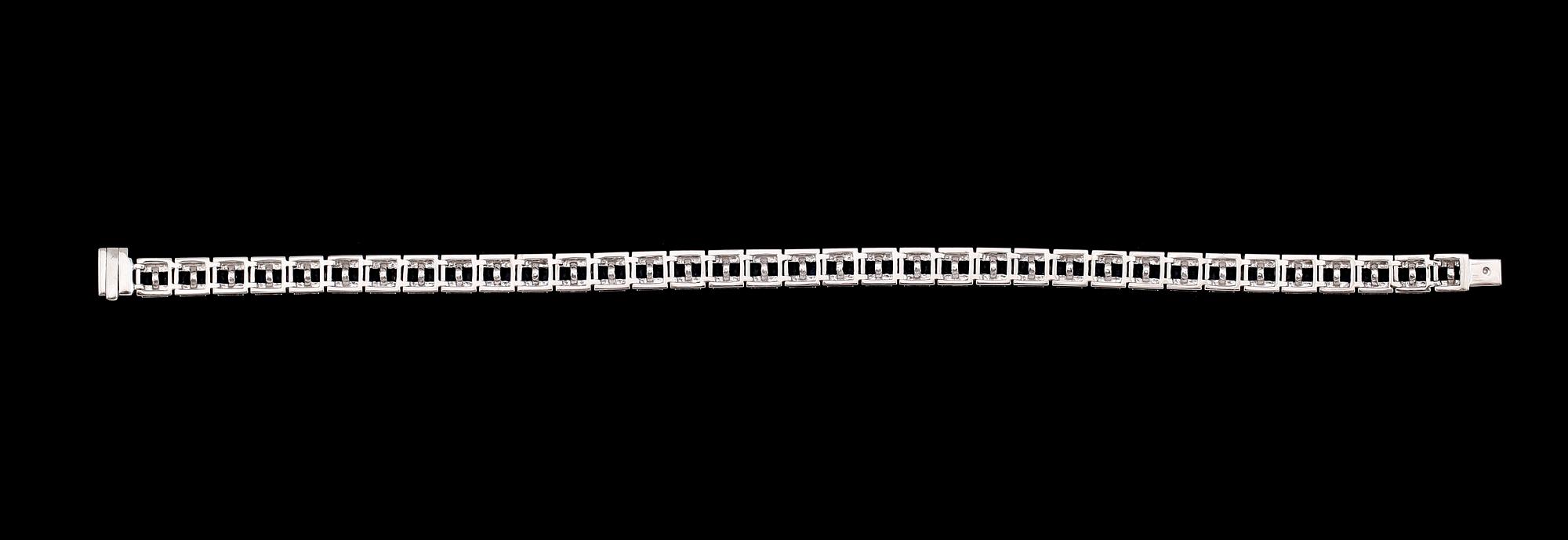 ARMBAND, 18 k vitguld, briljantslipade diamanter tot 2.16 ct, safirer tot 5.35 ct.