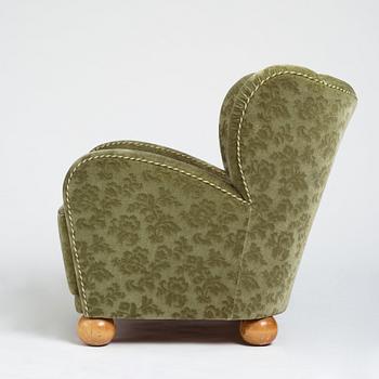 Märta Blomstedt, an "Aulanko" armchair by Kantosen Puutyö Oy, Finland, designed in 1939 for the Hotel Aulanko in Tammerfors.