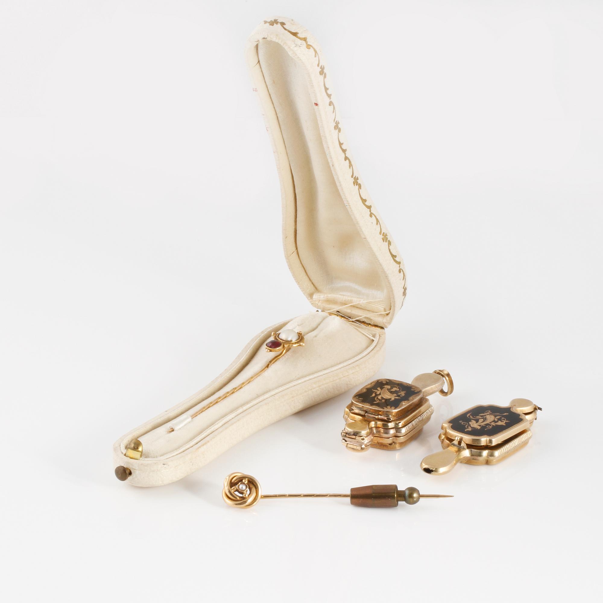 HÄNGEN, 2 st samt NÅLAR, 2 st.