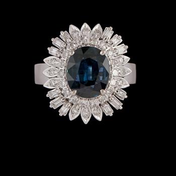 RING, 18K vitguld med ovalslipad syntetisk blå safir samt åttkant och baguettslipade diamanter. Vikt 6,8 g.