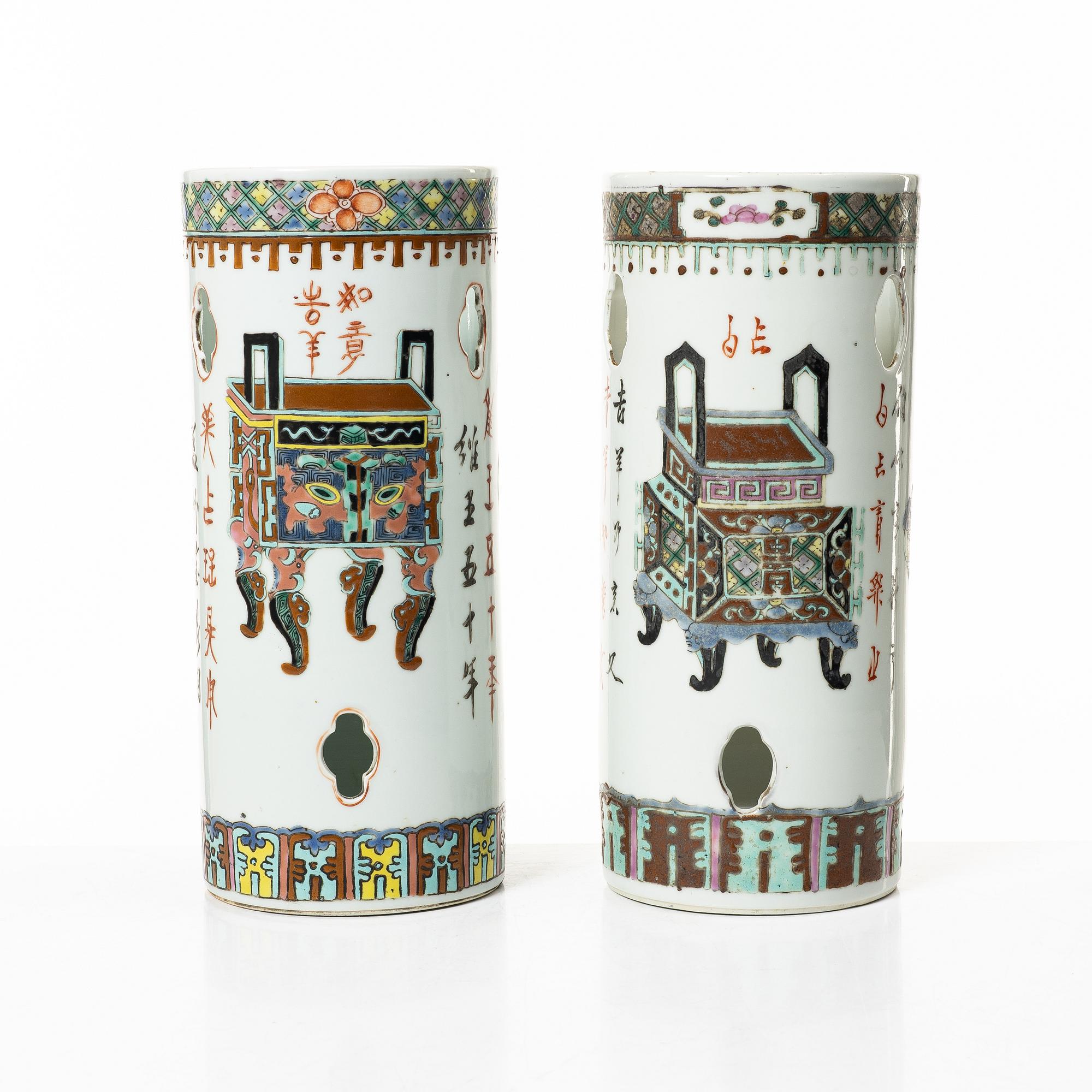 Vaser/Perukstockar, 2 st, porslin, Kina, 1900-tal.