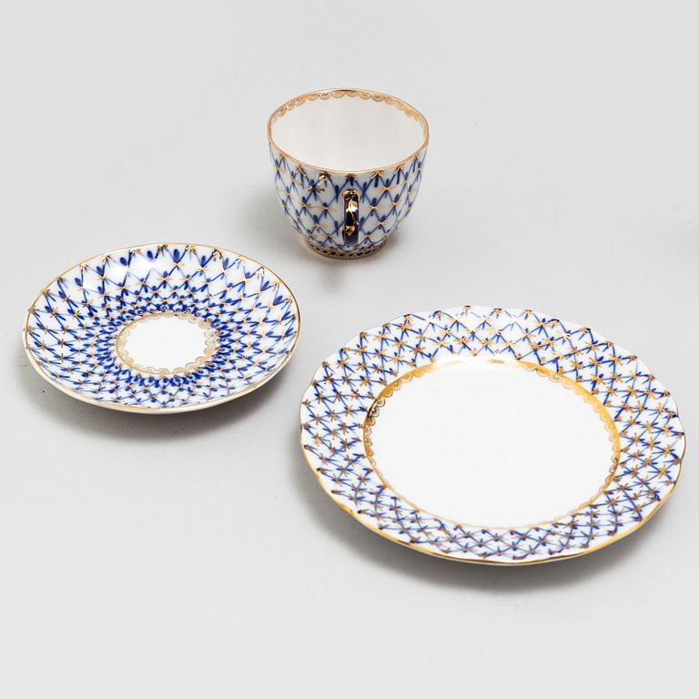 KAFFESERVIS, 45 delar, porslin, "Cobalt Net" Lomonosov, Ryssland/Sovjetunionen, 1900-talets andra hälft.