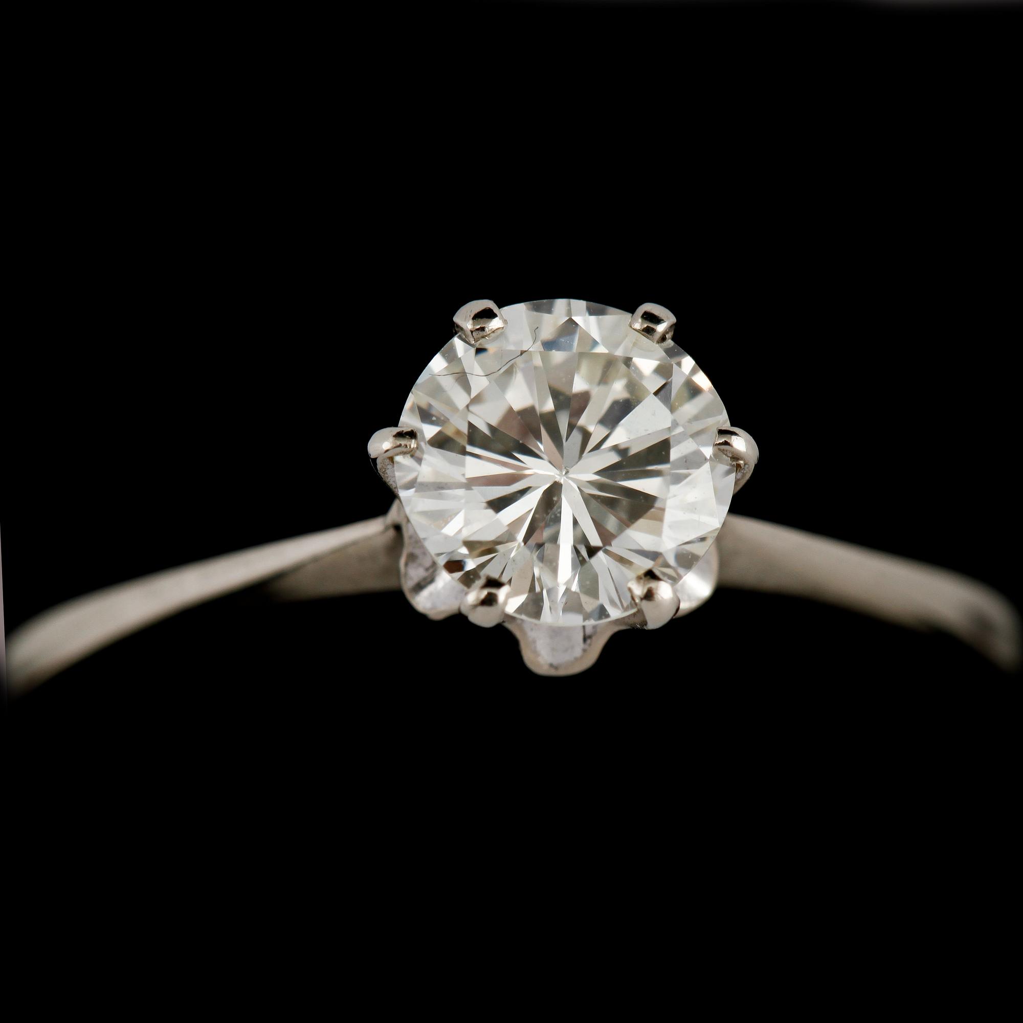 RING, 18k vitguld med briljantslipad diamant, 0.86 ct enligt gravyr, importstämplad, 1900-talets andra hälft. Vikt 2 g.