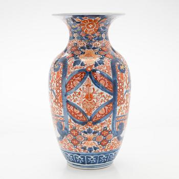 Kannor, ett par, Satsuma, samt urna, Imari, porslin, Japan, 1900-talets början,.