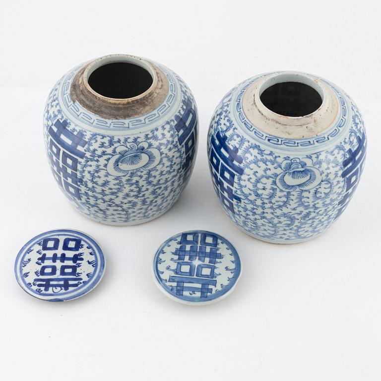 Bojaner med lock, 2 st, porslin Kina, Qingdynastin, 1800-tal.