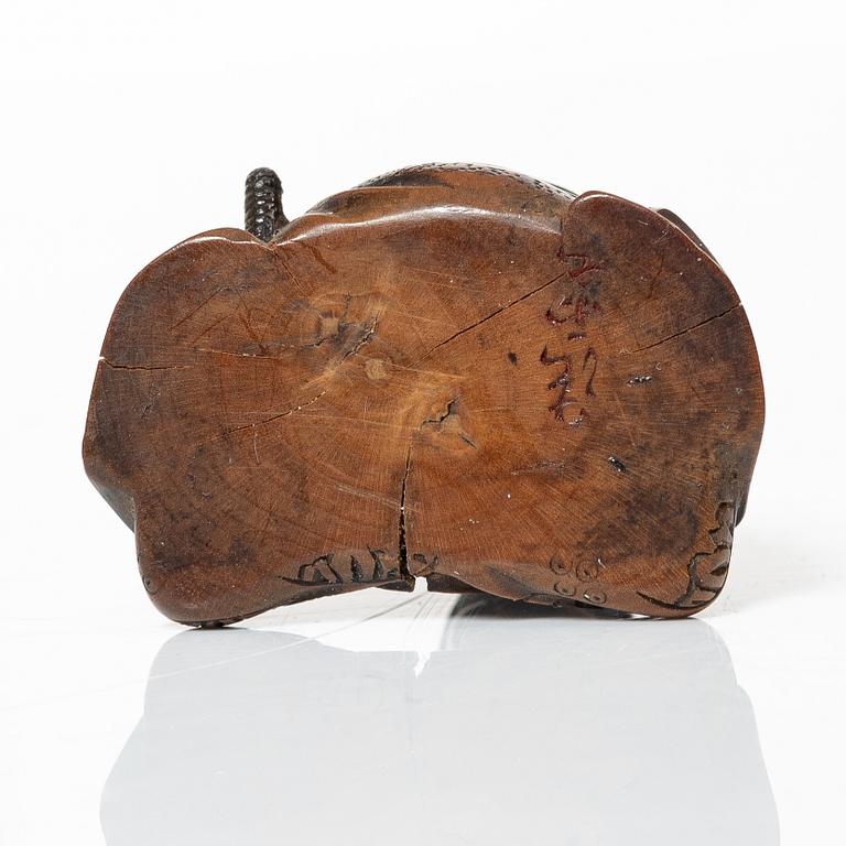 Saltkar / miniatyrer sju stycken, samt netsuke, delvis silver och buxbom, Japan, delvis Meiji (1868-1912).