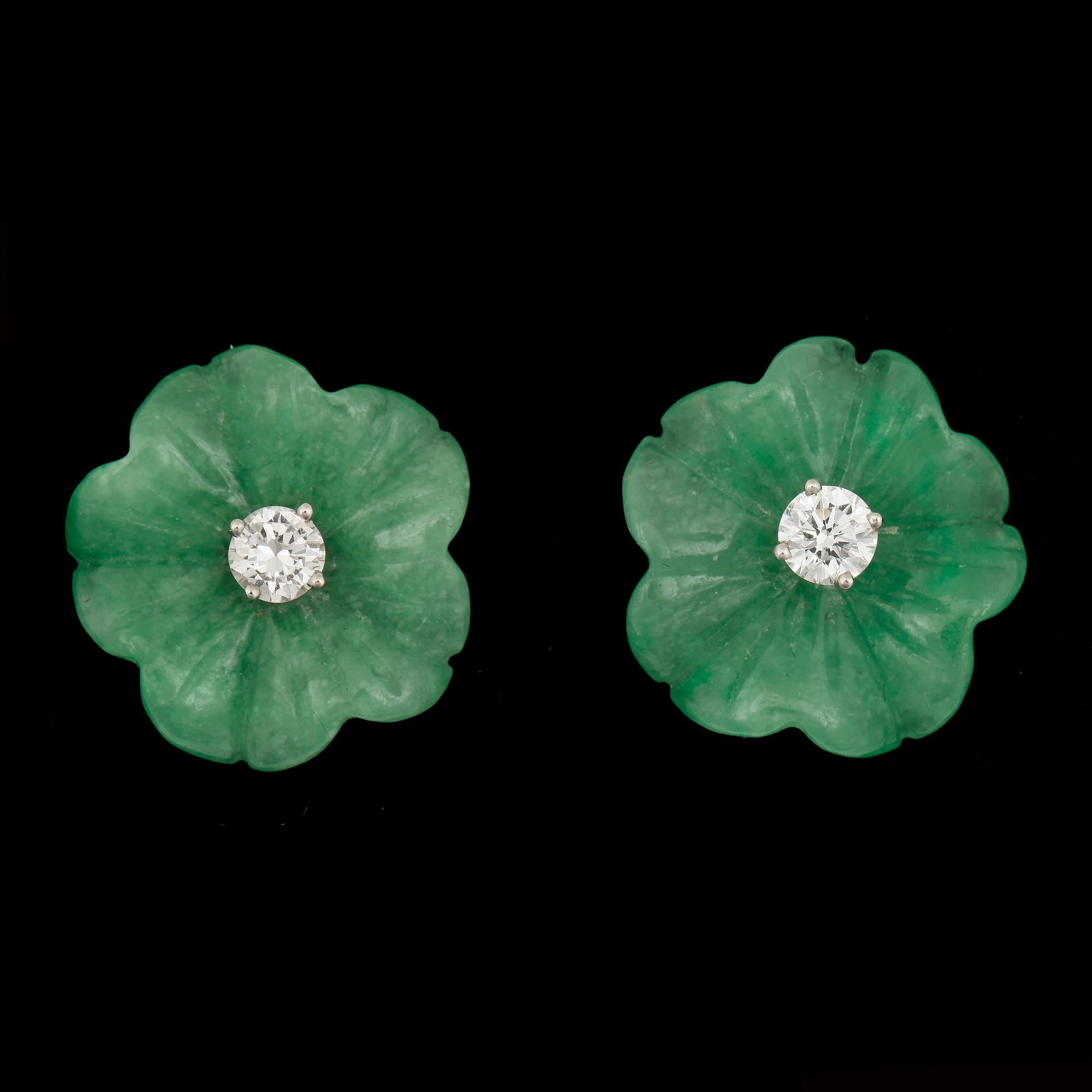 ÖRHÄNGEN, ett par, 14k vitguld med briljantslipade diamanter tot ca 0,56 ct samt snidad jade. Tot vikt ca 4,5 gram.