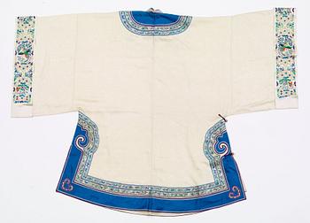 JACKET, silk. China, late Qing. Height 102 cm.