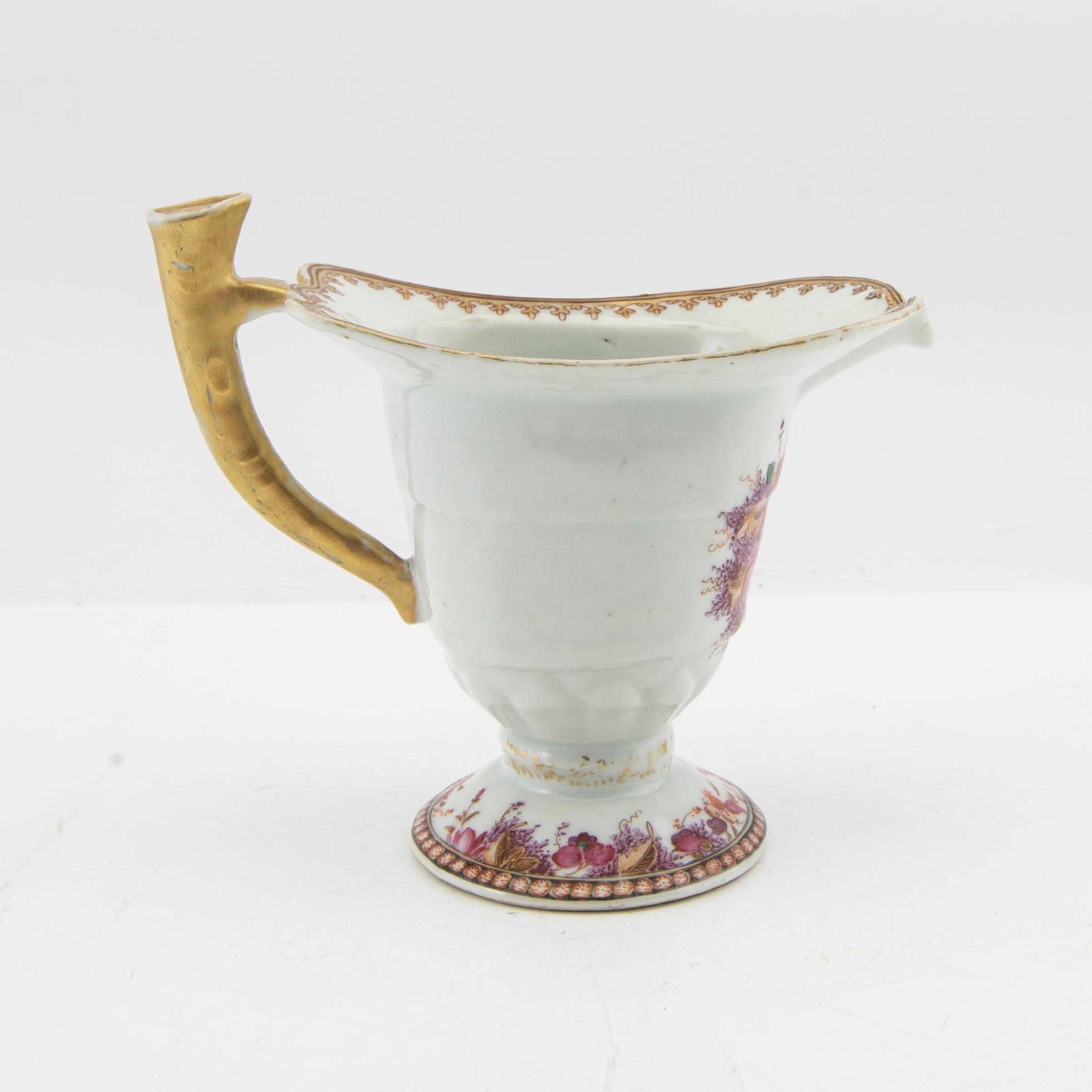 A Chinese export porcelain sauce boat, Qianlong (1736-95).