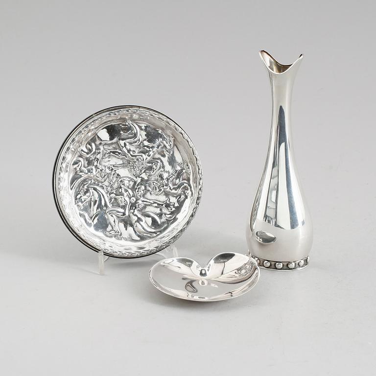 ASKFAT, VAS OCH FAT, silver och sterlingsilver, bla Stockholm 1955. Total vikt exkl askfat 94 g.