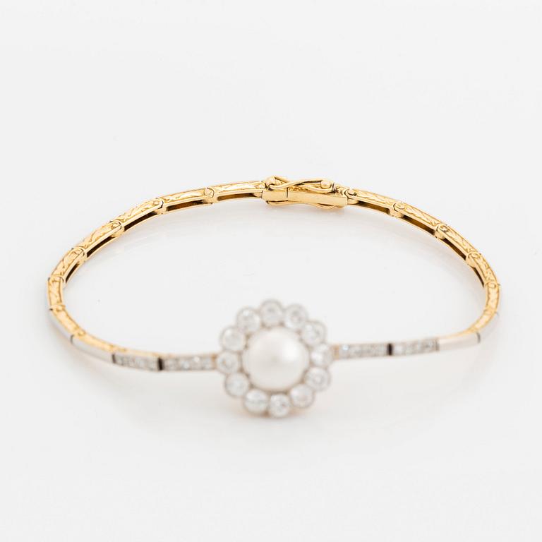 Armband guld och platina med en boutonformad pärla samt gammal- och åttkantslipade diamanter.
