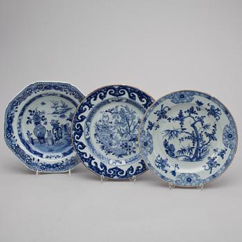 TALLRIKAR, 3 st, porslin, Kina, Qing dynastin, 1700-tal.