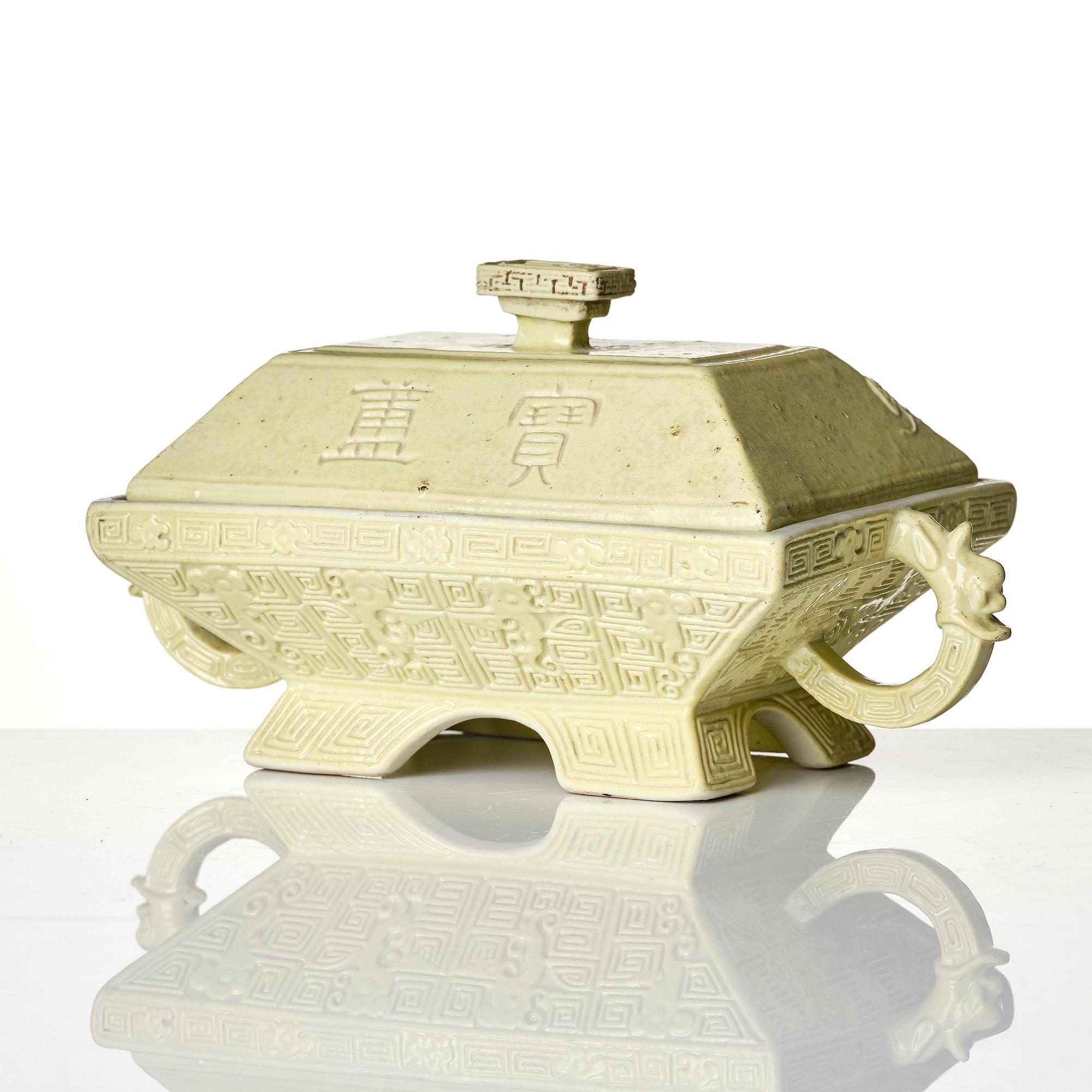 An archaistic porcelain vessel with cover, Qing dynasty with Guangxu six character mark and of the period (1875-1908).