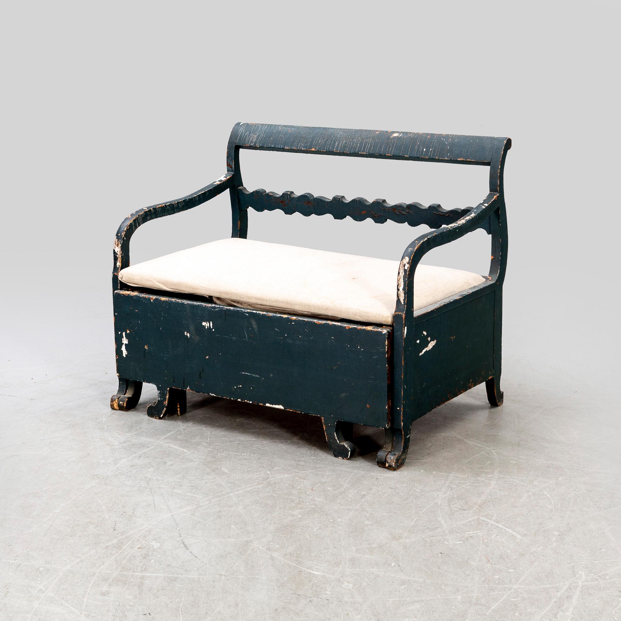 A folklore sofa from around the 1900s.