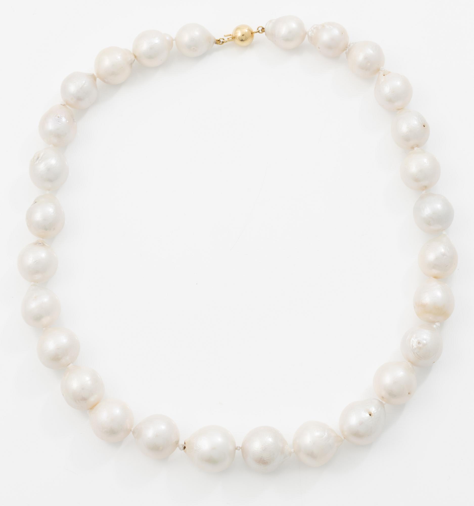 Necklace with cultured baroque freshwater pearls and an 18K gold clasp.