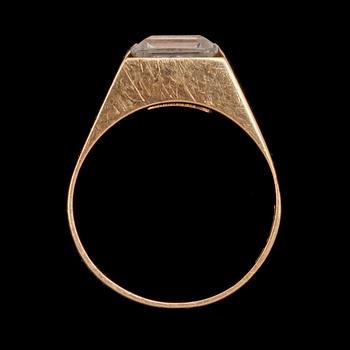 RING, 18k guld med fasettslipad bergkristall, Bengt Hallberg, Köping. Vikt 3 g.