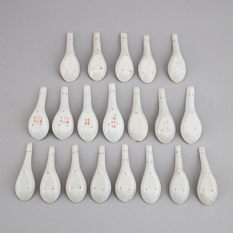 A set of 20 porcelain spoons, China, 20th Century.