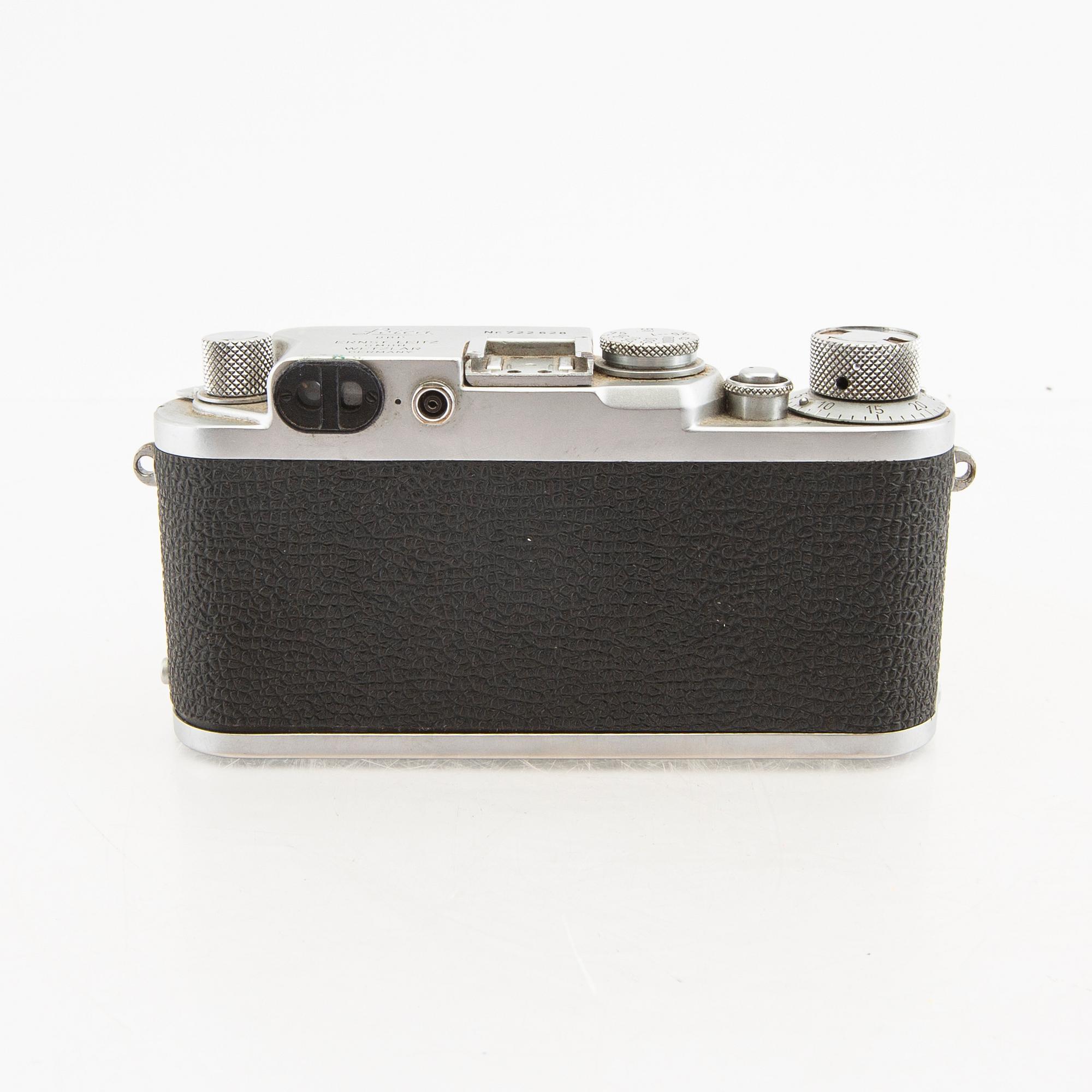 Kameror 2 st samt tillbehör Leica.