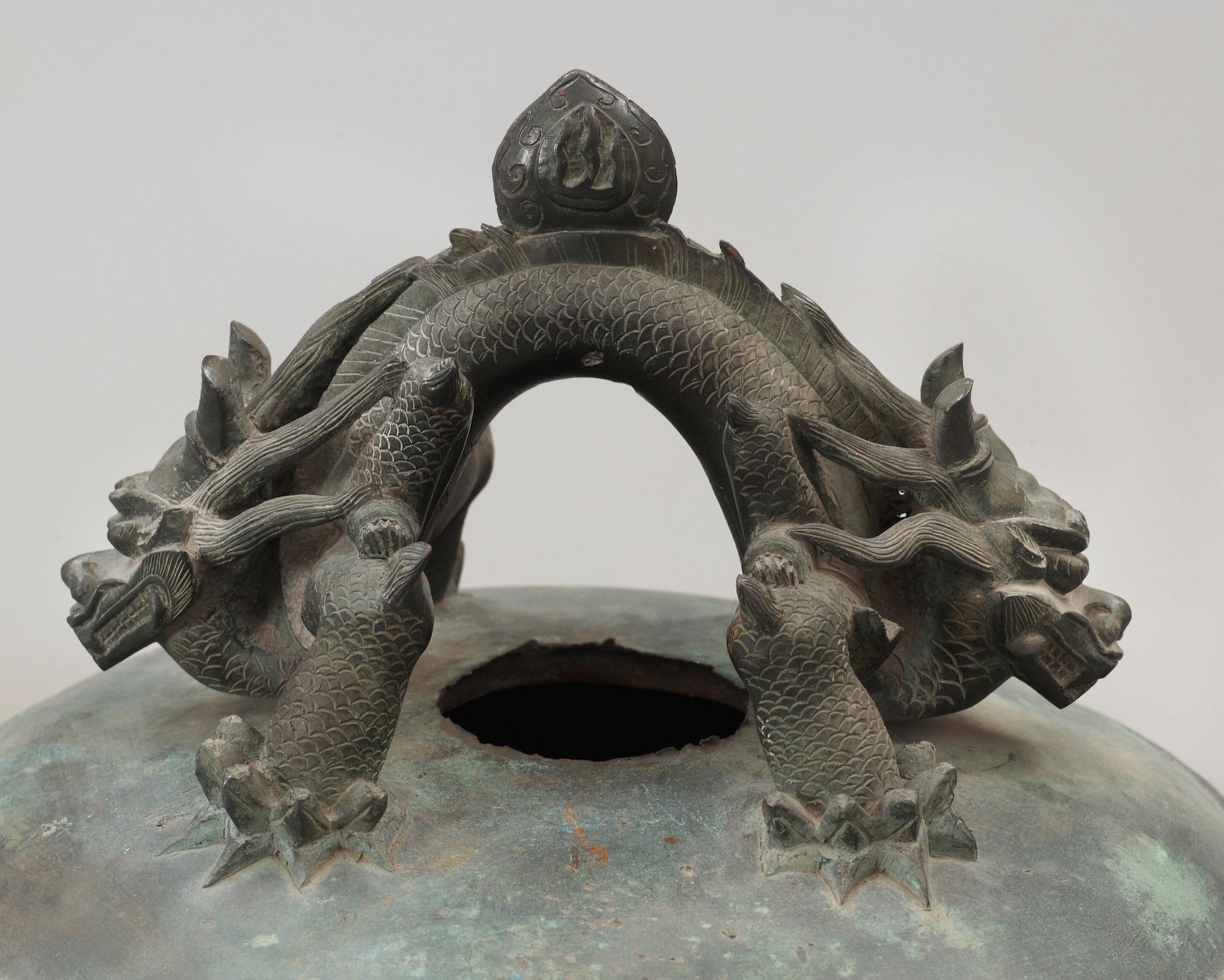 TEMPELKLOCKA, brons. Buddhistisk med datering. Qing dynasti (1644-1912).