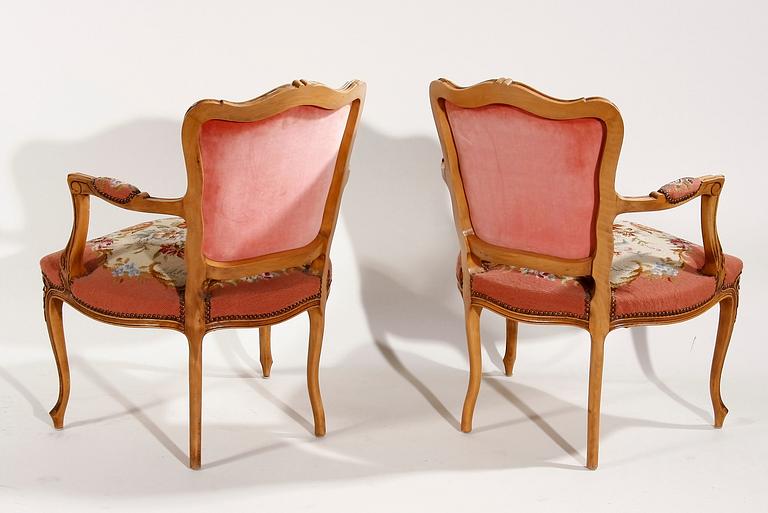 KARMSTOLAR, ett par. Rokokostil.