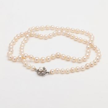 Necklace of cultured pearls, clasp of 18K white gold with diamonds.