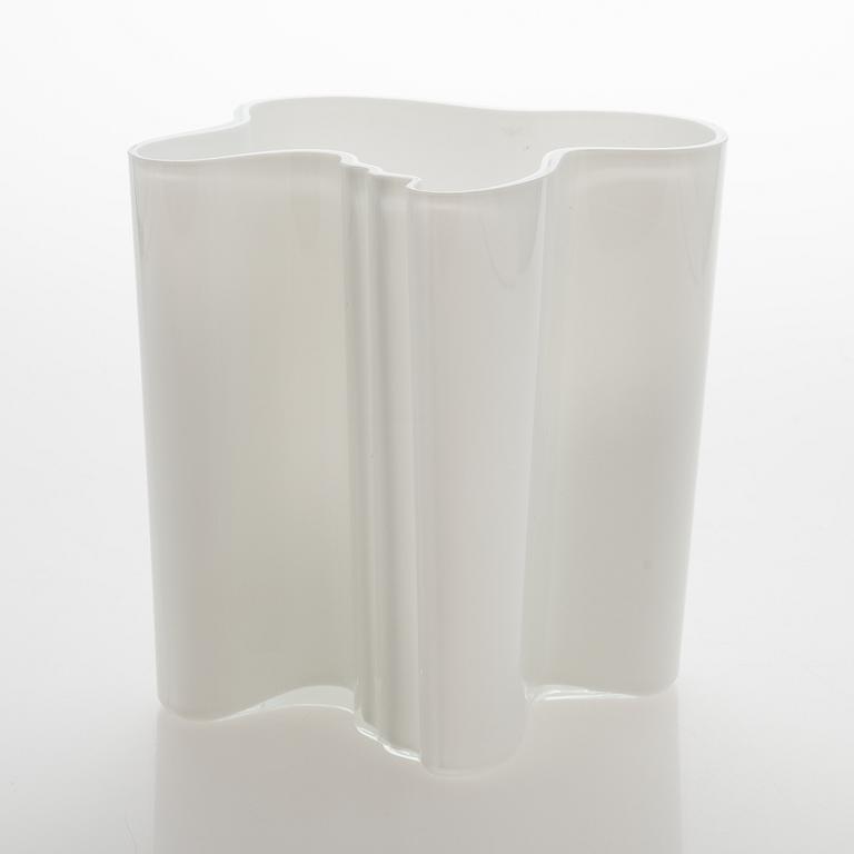 An Alvar Aalto glass vase 3031, signed Alvar Aalto, 2000's.