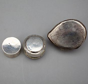 DOSOR, 3 st, silver och snäcka, bla Alfred Ambrosius, Stockholm. Troligen sent 1700-tal till 1860-tal.