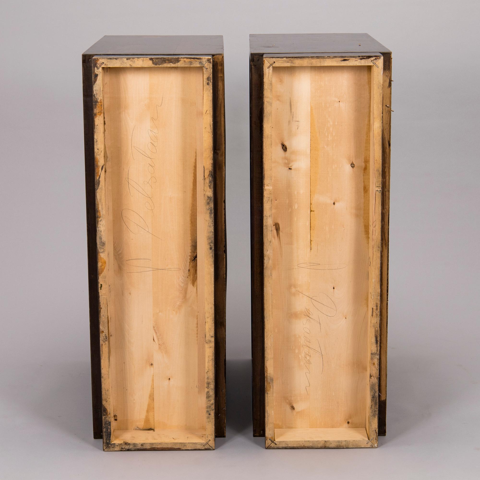 Aino Aalto, Two bookshelves for O.Y. Huonekalu- ja Rakennustyötehdas A.B.